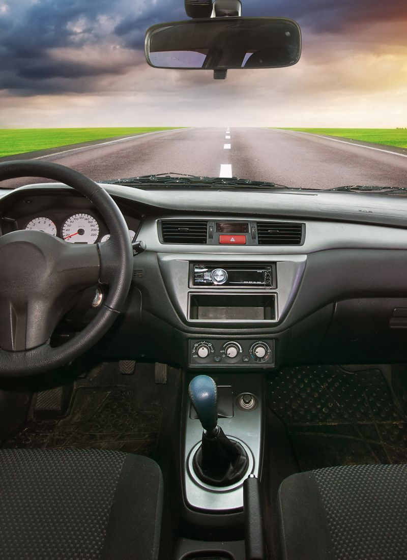 Vista desde el interior del coche de la luna delantera.