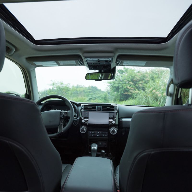 Vista desde el interior del coche de la luna delantera.